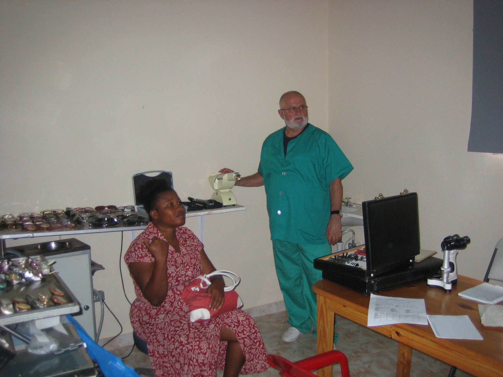 Inst. de Investigaciones Oftalmológicas coopera en Haití